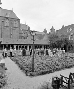 855797 Afbeelding van het gezelschap bij de bijeenkomst in de pandhof van de Mariaplaats te Utrecht, voorafgaand aan de ...